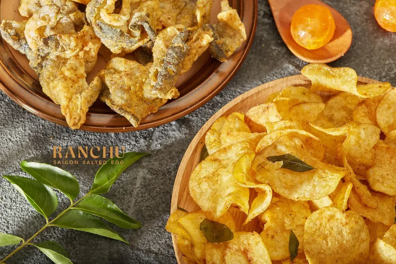 Ranchu Saigon Snack Khoai Tây Trứng Muối Ranchu Vị Trứng Muối Tươi Độc Quyền Của Ranchu Được Tạo Nên Từ Trứng Vịt Nuôi Tự Nhiên - Bảo Quản Hoàn Toàn Tự Nhiên Bằng Tinh Dầu Hương Thảo, Nói Không 100% Với Hoá Chất Tổng Hợp.